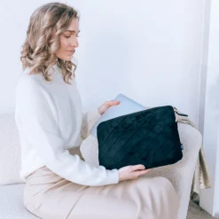 School Accessoires | Laptophoezen^Duifhuizen laptophoes 15 inch zwart velvet