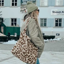 Luiertassen | Shoppers^Studio Noos Mom-Bag shopper teddy leopard ecru