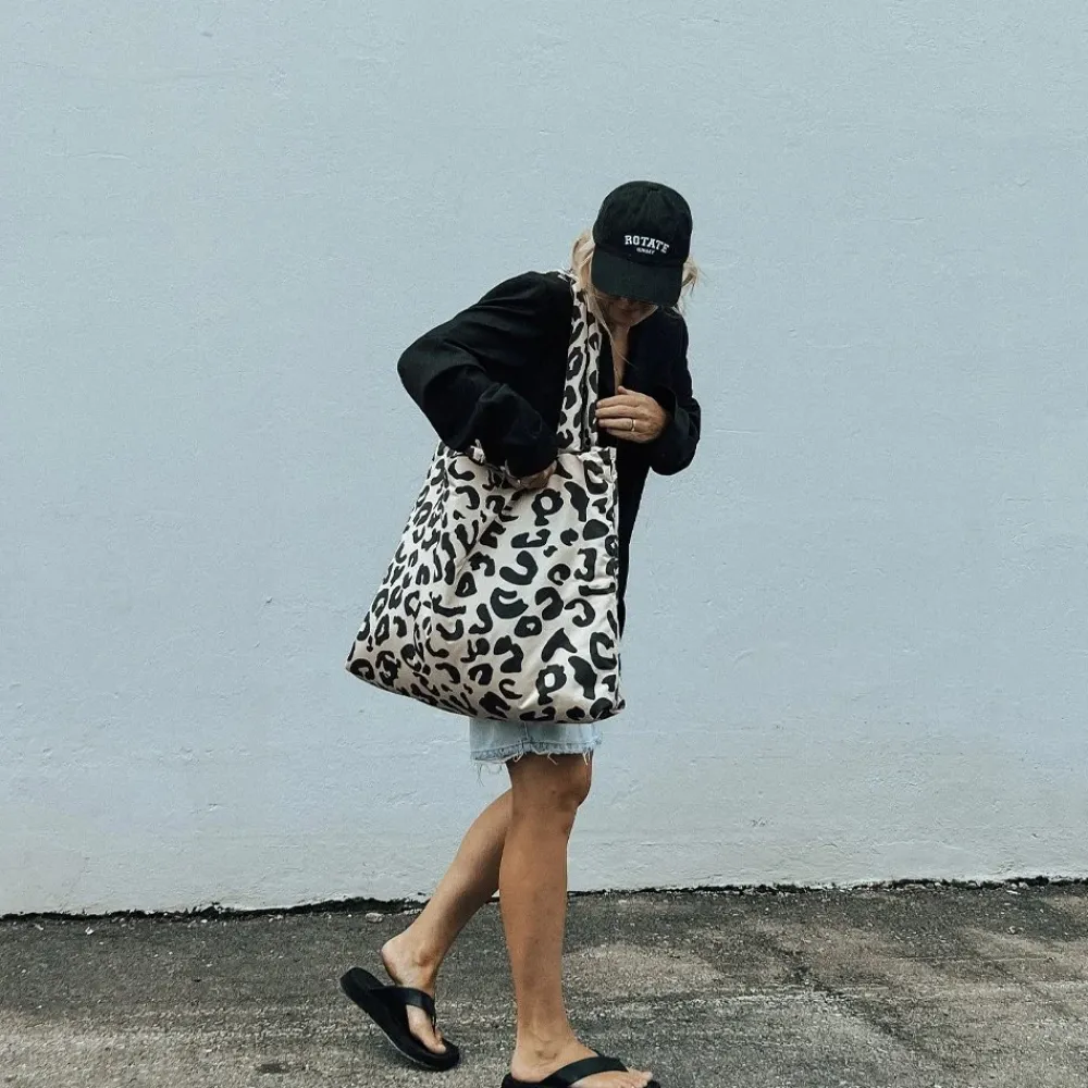 Shoppers^Studio Noos Puffy Mom shopper holy cow